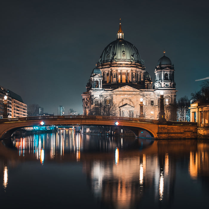 Berliner Dom an der Spree bei Nacht, Glasbild Quadratisch