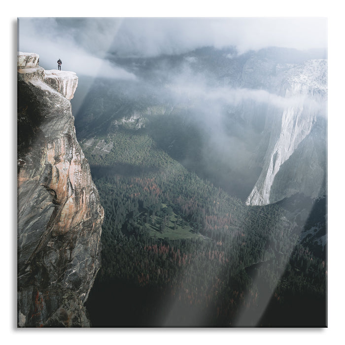 Einsamer Wanderer auf Felsklippe, Glasbild Quadratisch