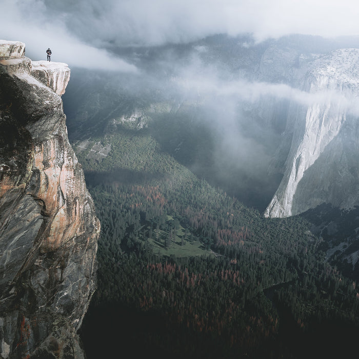 Einsamer Wanderer auf Felsklippe, Glasbild Quadratisch