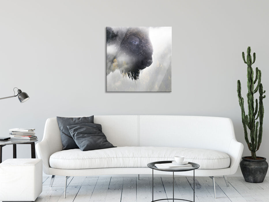 Wildes Bison in nebeligem Wald, Glasbild Quadratisch