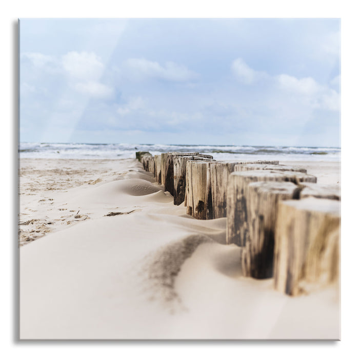Nahaufnahme Steg aus Holzpföcken am Meer, Glasbild Quadratisch