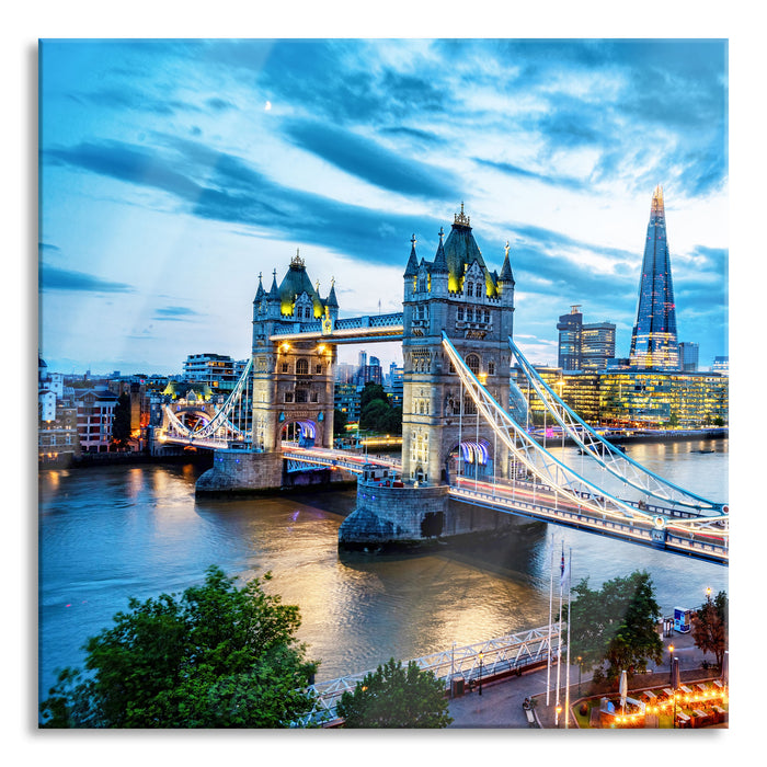 Beleuchtete Tower Bridge am Abend, Glasbild Quadratisch