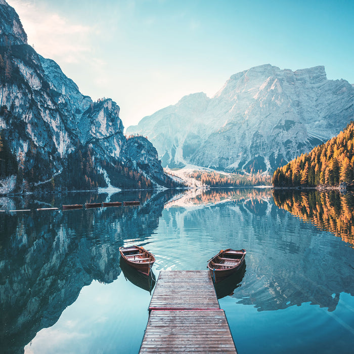 Boote am Steg des Pragser Wildsee, Glasbild Quadratisch