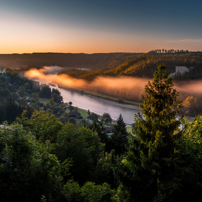 Nebel über Fluss bei Sonnenaufgang, Glasbild Quadratisch