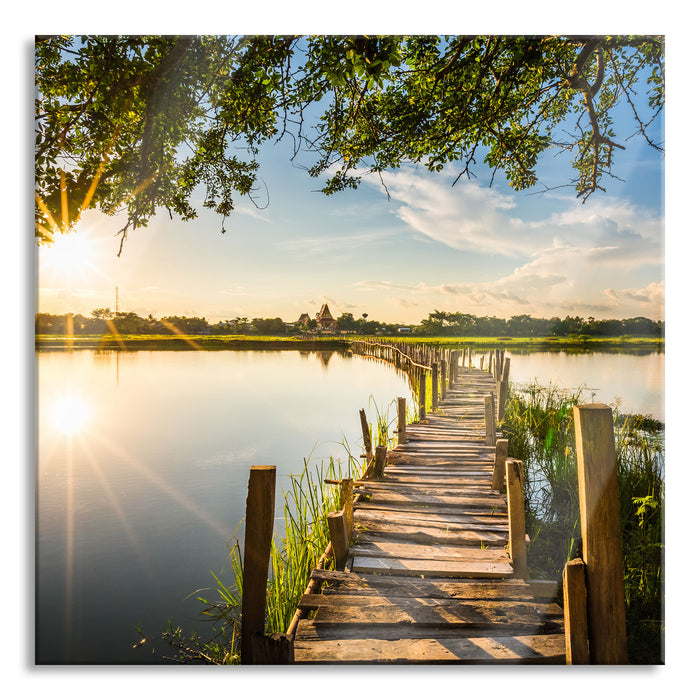 Holzbrücke über Natursee im Sommer, Glasbild Quadratisch