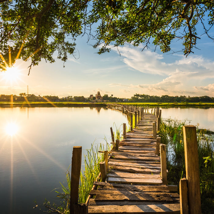 Holzbrücke über Natursee im Sommer, Glasbild Quadratisch