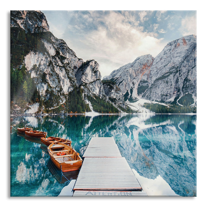 Pixxprint Bootsreihe am Steg des Pragser Wildsee, Glasbild Quadratisch