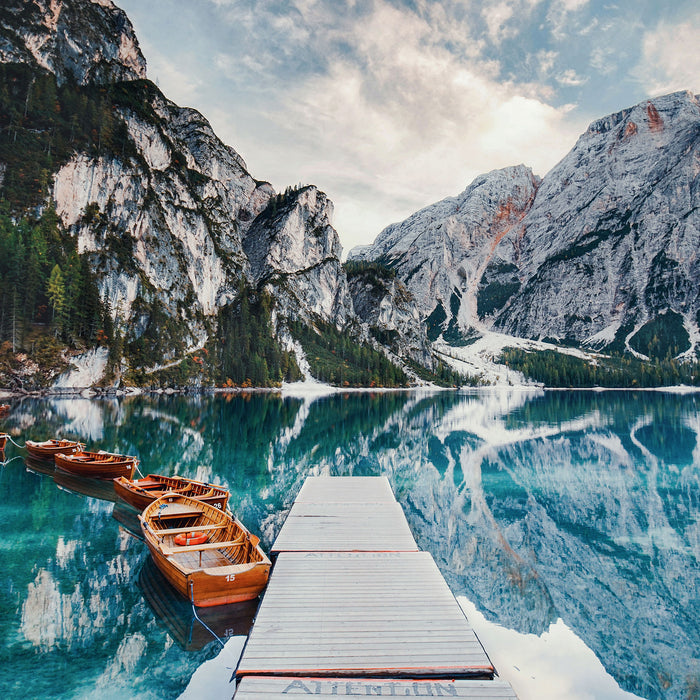 Bootsreihe am Steg des Pragser Wildsee, Glasbild Quadratisch