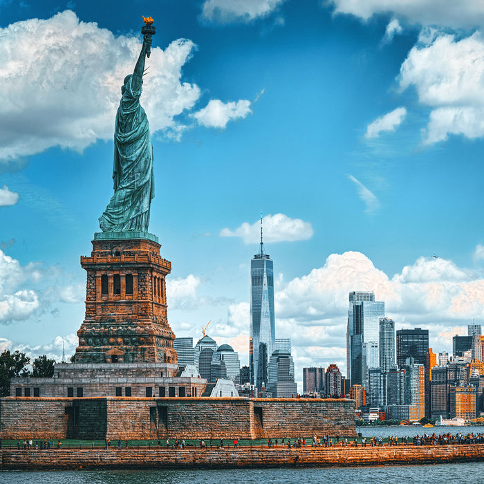 Freiheitsstatue mit New Yorker Skyline, Glasbild Quadratisch