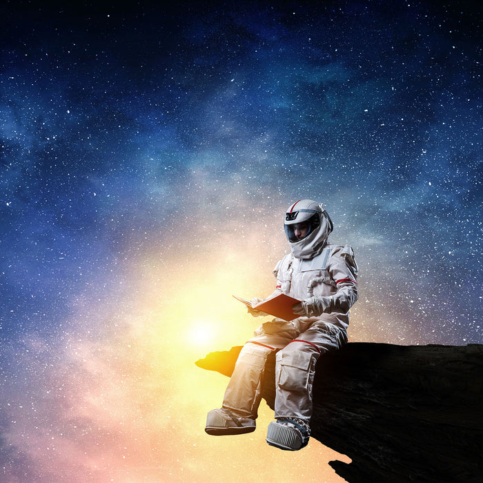 Lesender Astronaut auf Vorsprung vor Galaxie, Glasbild Quadratisch