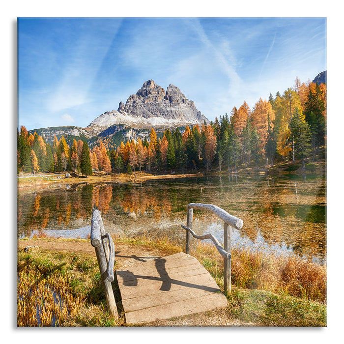 Pixxprint Holzbrücke an Dolomiten See im Herbst, Glasbild Quadratisch