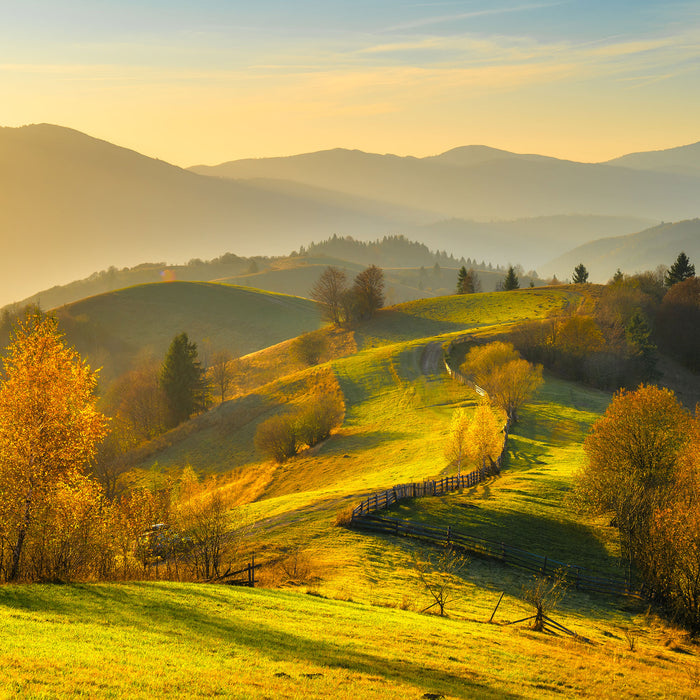 Hügelige Herbstlandschaft bei Sonnenuntergang, Glasbild Quadratisch