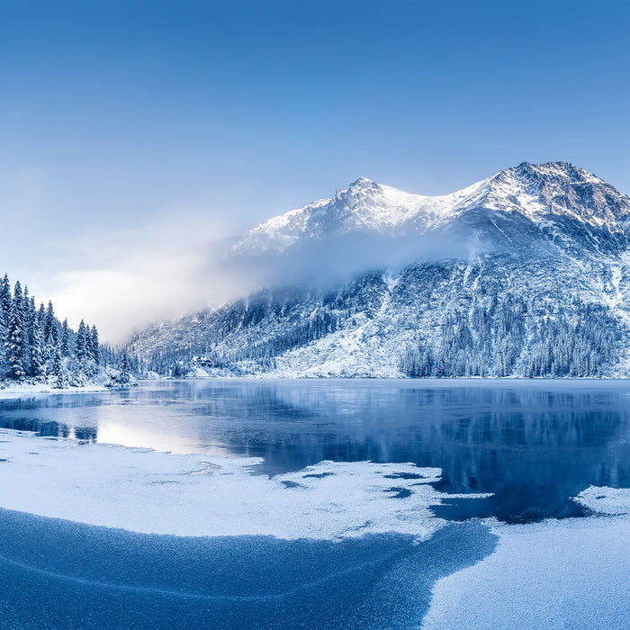 Winterlandschaft mit gefrorenem Bergsee, Glasbild Quadratisch