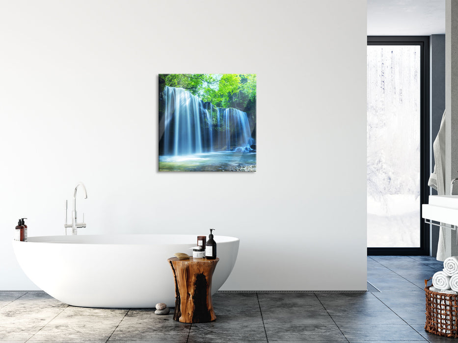 Tropischer Wasserfall im Wald, Glasbild Quadratisch