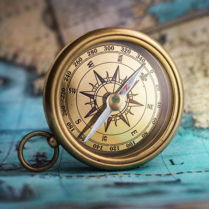 Alter Kompass auf Weltkarte, Glasbild Quadratisch