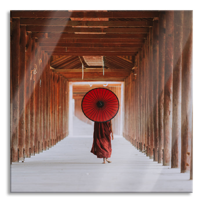 Mönch mit rotem Schirm im Tempelgang, Glasbild Quadratisch