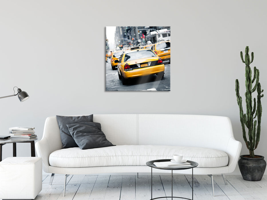 Gelbe Taxis am Times Square in New York, Glasbild Quadratisch