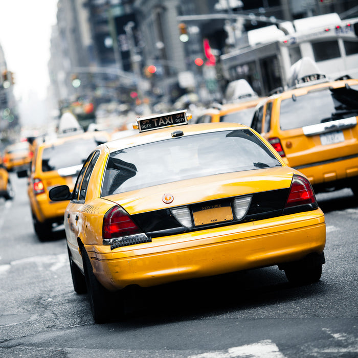 Gelbe Taxis am Times Square in New York, Glasbild Quadratisch