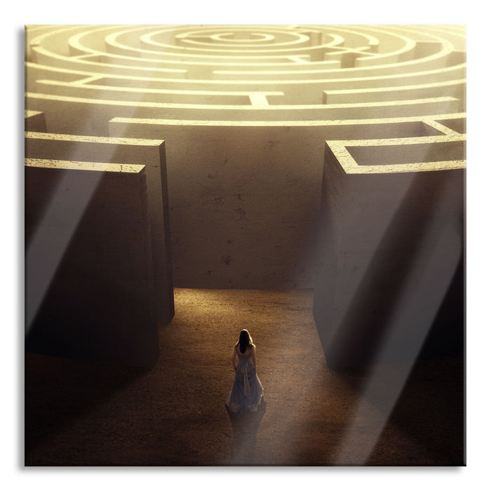 Pixxprint Frau vor großem Labyrinth, Glasbild Quadratisch