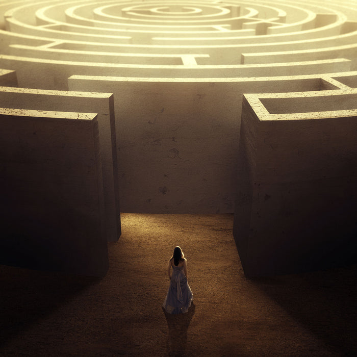 Frau vor großem Labyrinth, Glasbild Quadratisch