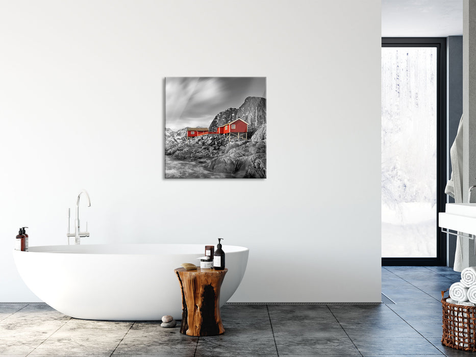 Einsames rotes Haus am Meer in Norwegen B&W Detail, Glasbild Quadratisch