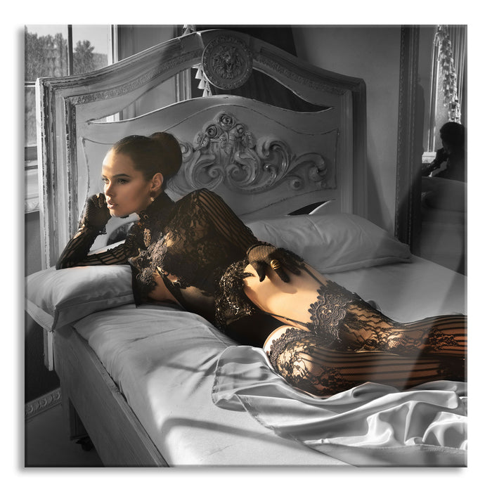 Frau mit sexy Dessous im Bett B&W Detail, Glasbild Quadratisch