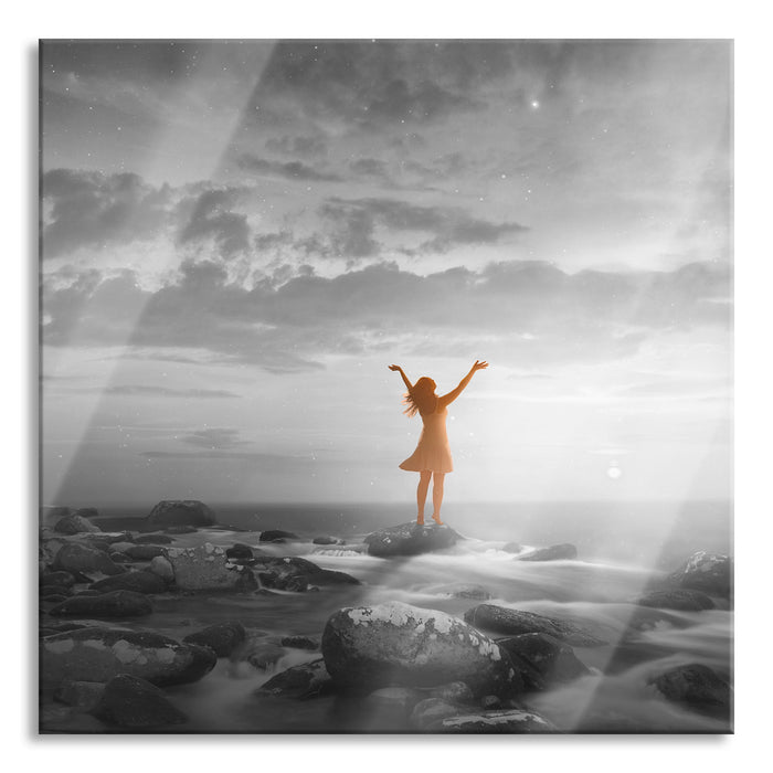 Frau begrüßt den Sonnenaufgang am Meer B&W Detail, Glasbild Quadratisch
