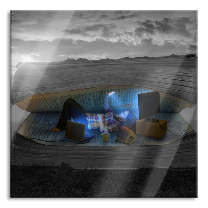 Pixxprint Frau in Buch bei Sonnenuntergang B&W Detail, Glasbild Quadratisch