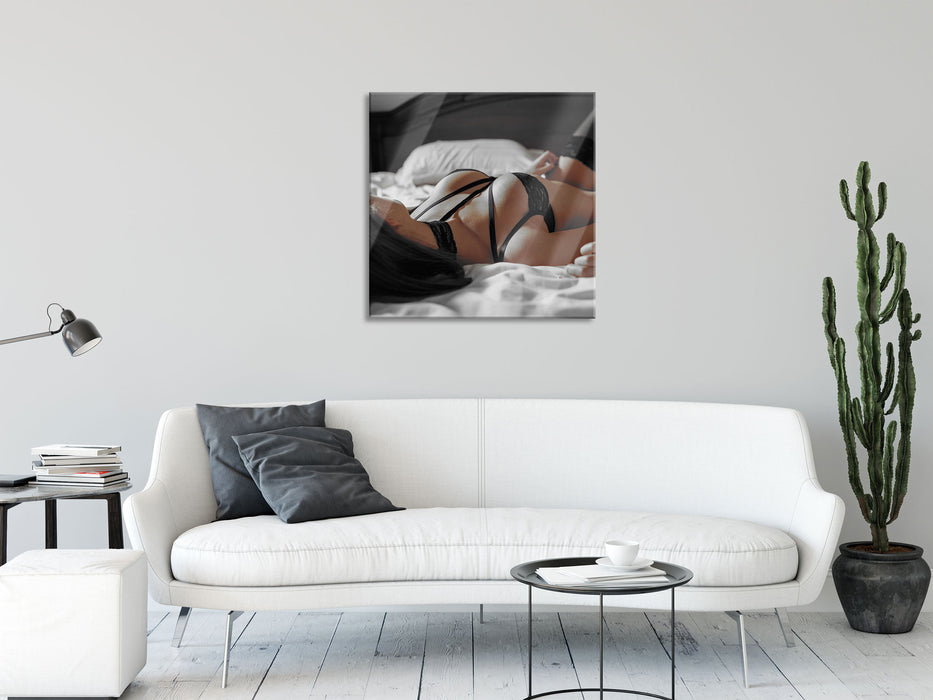 Frau in erotischen Dessous auf Bett B&W Detail, Glasbild Quadratisch