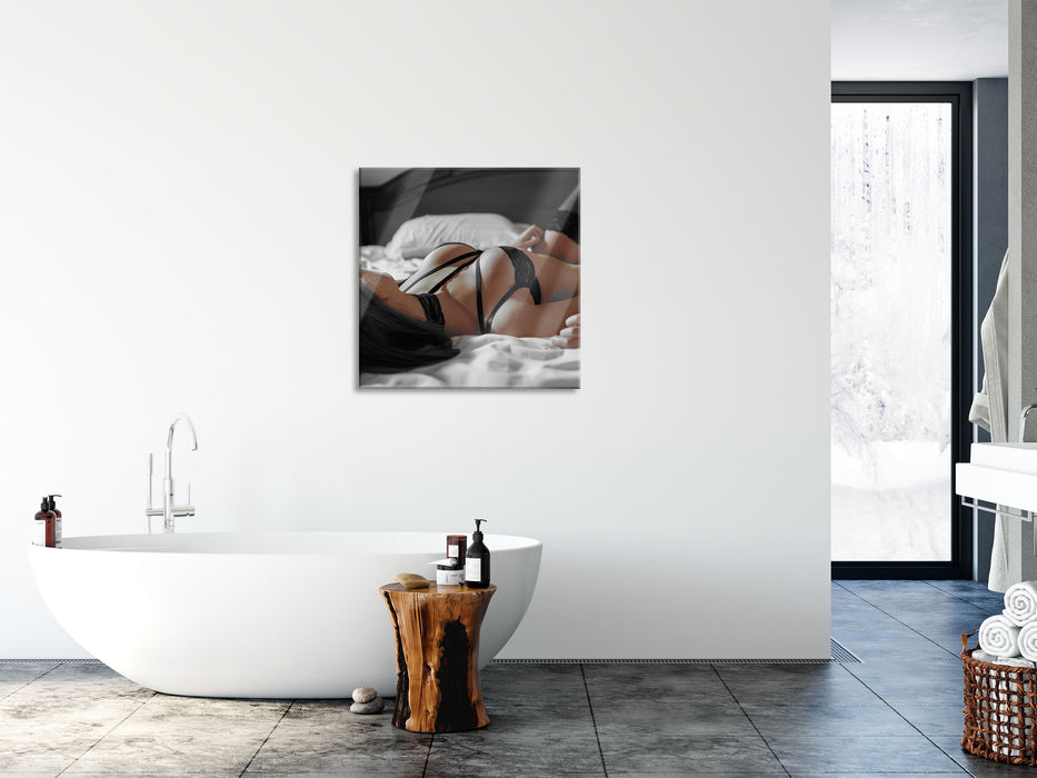 Frau in erotischen Dessous auf Bett B&W Detail, Glasbild Quadratisch