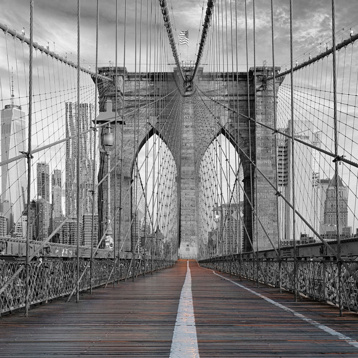 Leere Brooklyn Bridge in New York City B&W Detail, Glasbild Quadratisch