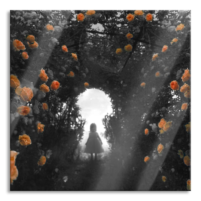 Pixxprint Kleines Mädchen in Rosentunnel B&W Detail, Glasbild Quadratisch