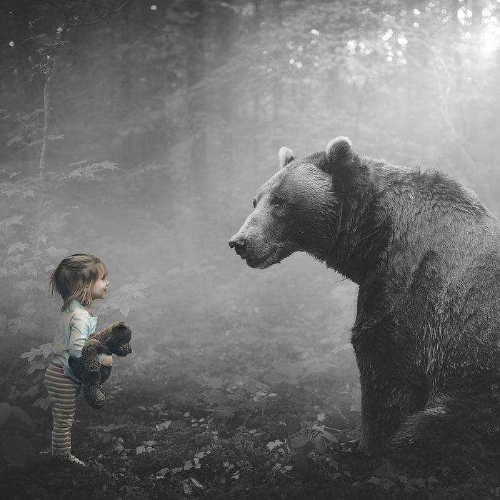 Mädchen mit Teddy und Bär im Wald B&W Detail, Glasbild Quadratisch