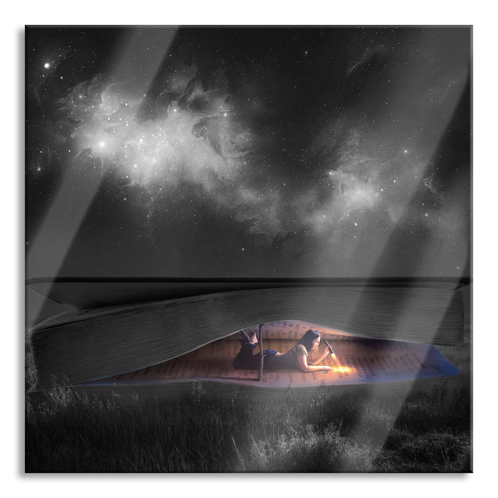 Mädchen liest nachts in einem Buch-Zelt  B&W Detail, Glasbild Quadratisch