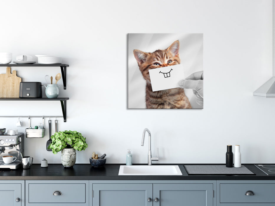 Lustige Katze mit Lächeln auf Papier B&W Detail, Glasbild Quadratisch