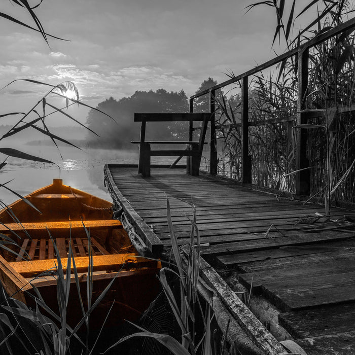 Bootssteg am See bei Sonnenuntergang B&W Detail, Glasbild Quadratisch