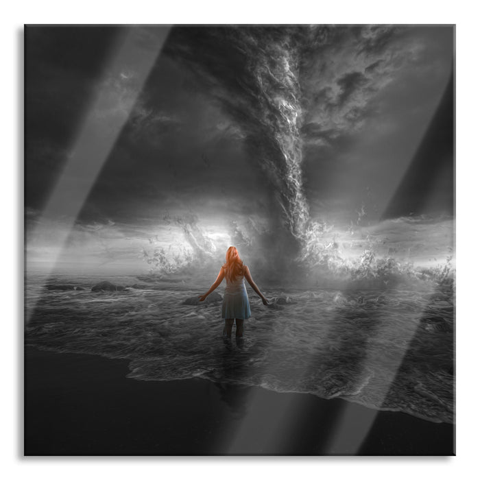 Pixxprint Frau am Strand vor düsterem Tornado B&W Detail, Glasbild Quadratisch