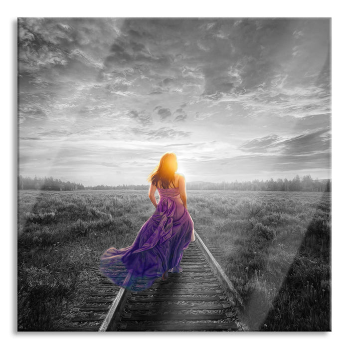 Pixxprint Frau auf Schienen bei Sonnenuntergang B&W Detail, Glasbild Quadratisch