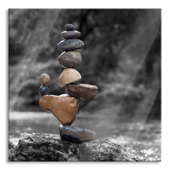 Pixxprint Balanciertes Steinkunstwerk am Fluss B&W Detail, Glasbild Quadratisch