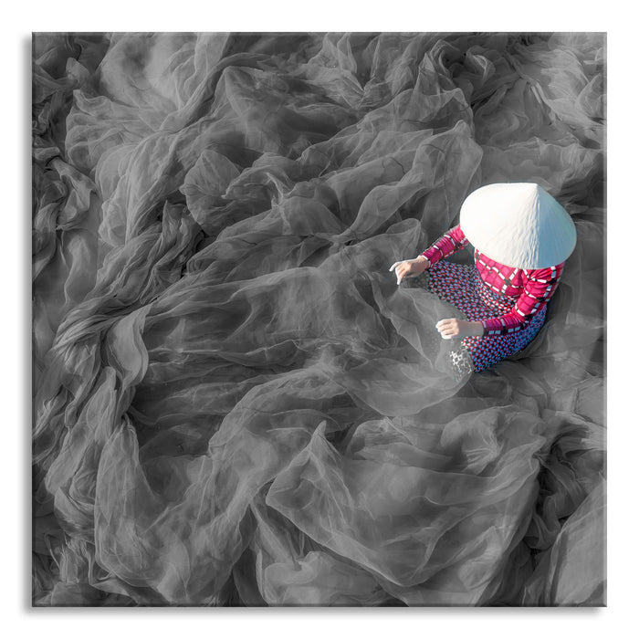 Pixxprint Vietnamesin repariert blaues Fischernetz B&W Detail, Glasbild Quadratisch