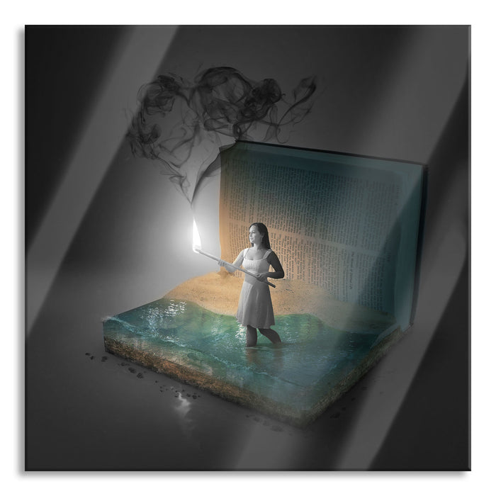 Frau mit Fackel steigt aus Buch B&W Detail, Glasbild Quadratisch