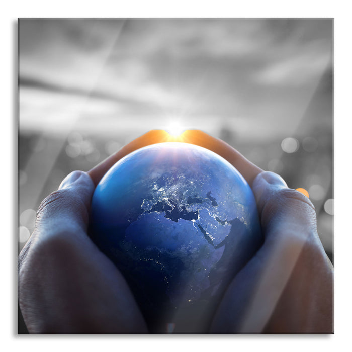 Pixxprint Die Erde in den Händen vor Stadt Skyline B&W Detail, Glasbild Quadratisch