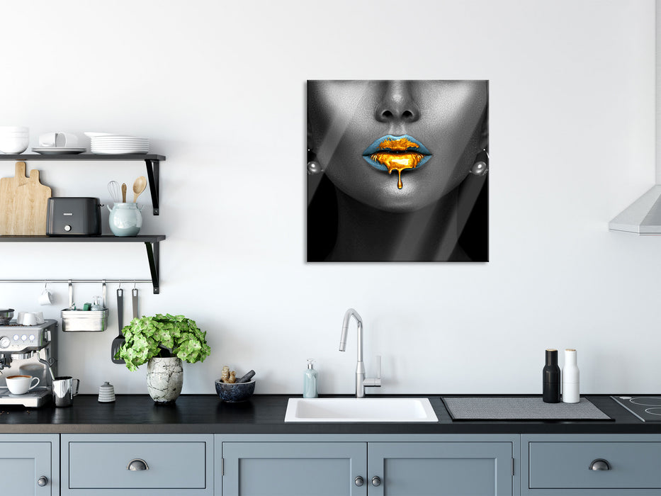 Frauenmund mit goldenem Gloss B&W Detail, Glasbild Quadratisch