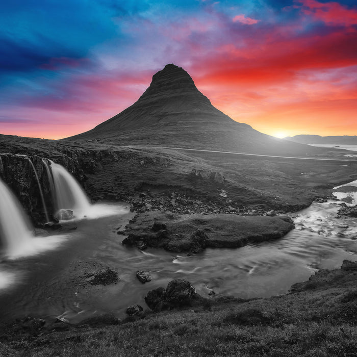 Kirkjufell Vulkan im Sonnenuntergang B&W Detail, Glasbild Quadratisch