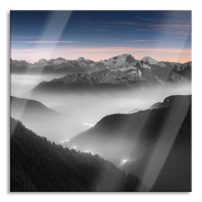 Leuchtender Nebel in Bergtälern B&W Detail, Glasbild Quadratisch