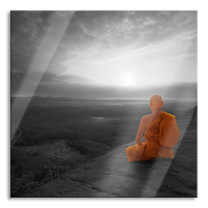 Pixxprint Mönch meditiert auf Felsvorsprung B&W Detail, Glasbild Quadratisch