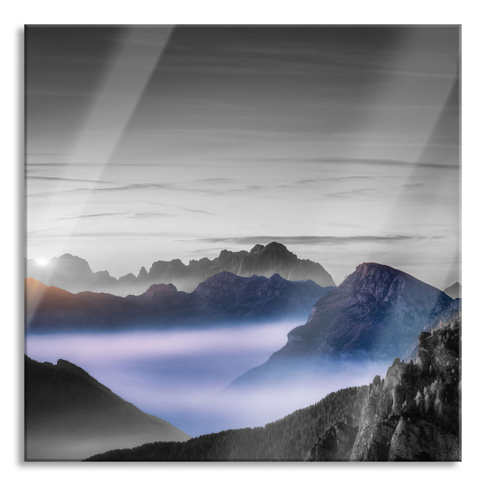 Vernebelte Berge bei Sonnenaufgang B&W Detail, Glasbild Quadratisch