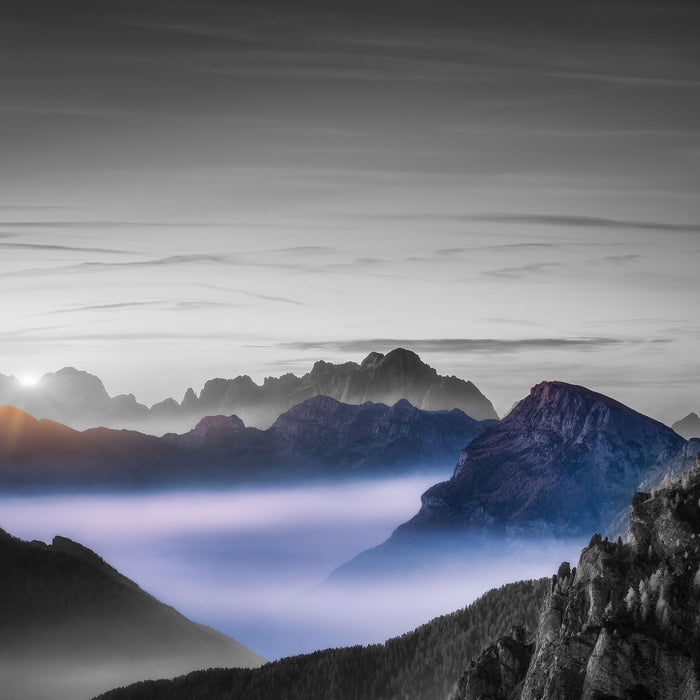 Vernebelte Berge bei Sonnenaufgang B&W Detail, Glasbild Quadratisch