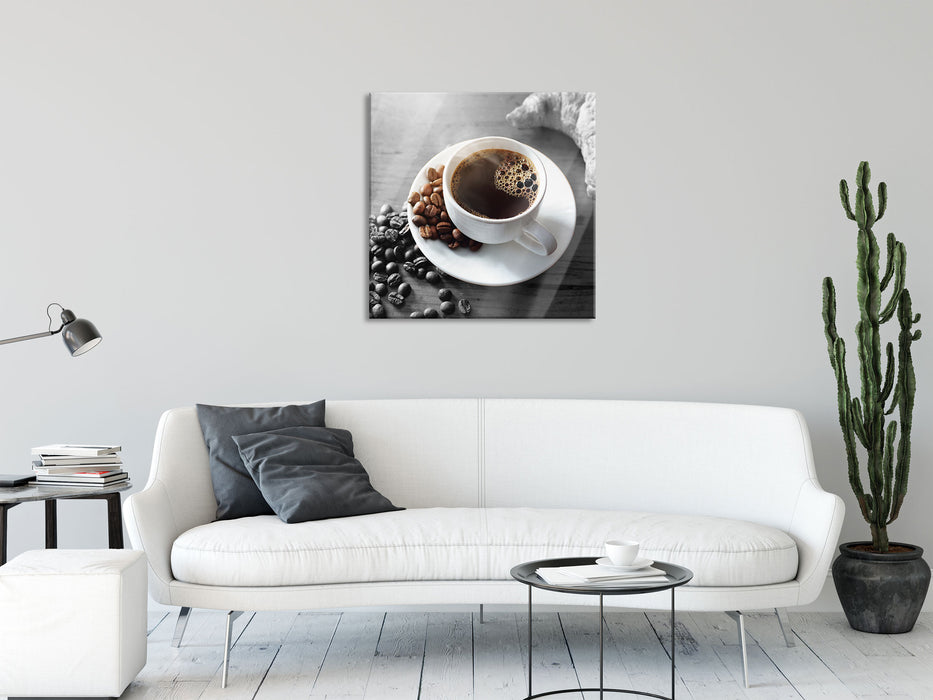 Tasse Kaffee mit Bohnen und Croissant B&W Detail, Glasbild Quadratisch