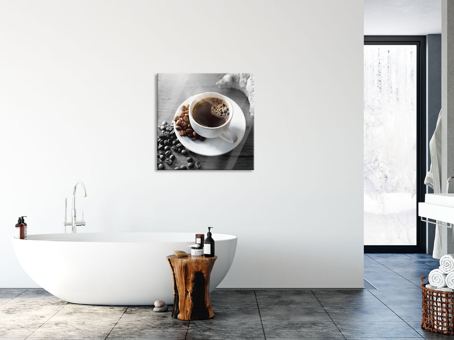 Tasse Kaffee mit Bohnen und Croissant B&W Detail, Glasbild Quadratisch